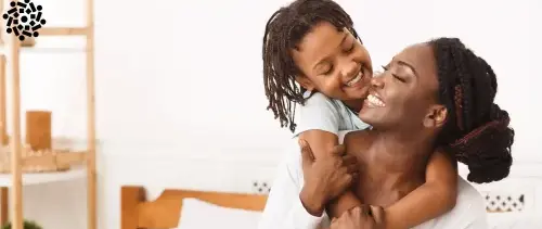 Criança abraça a mãe em gesto afetuoso: relações familiares e sociais estáveis são importante para a formação de adultos responsáveis