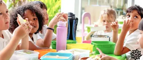 Crianças se reúnem na hora do lanche: novas diretrizes da OPAS apontam sobre as Políticas de Alimentação Saudável e Atividade Física em Ambientes Escolares