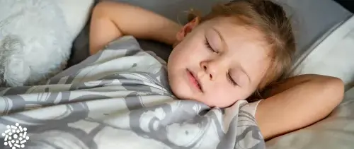 Criança range os dentes enquanto dorme. Bruxismo pode ser causado por estresse
