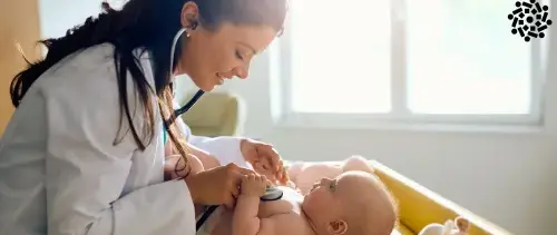Médica examina bebê com estetoscópio: a formação do pediatra inclui residência com treinamento especializado por cerca de 60 horas semanais