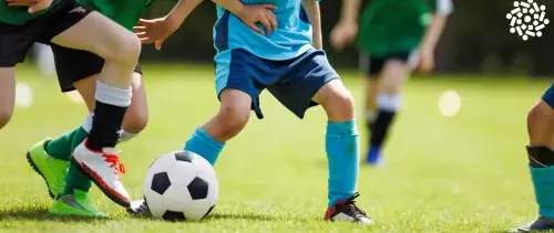 Crianças jogam futebol - esporte traz diversos benefícios para a saúde e o desenvolvimento infantil
