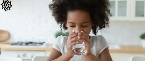 Criança bebe água: a boa hidratação melhora o humor, a memória e a atenção 
