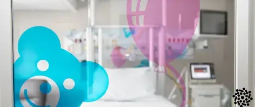 Berço ilustrado e colorido no Sabará Hospital Infantil: hospital pediátrico tem ambientes lúdicos para aliviar o estresse da internação