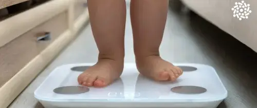 Bebê sobe na balança: obesidade infantil é um dos principais desafios de saúde pública no Brasil