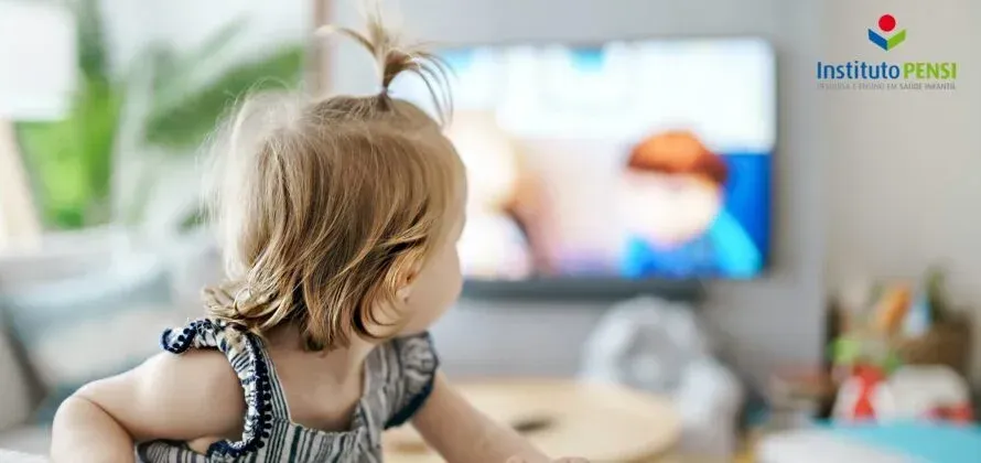Por que evitar TV para bebês e crianças pequenas