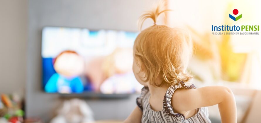 Menos TV: bebês e crianças devem aprender com brincadeiras