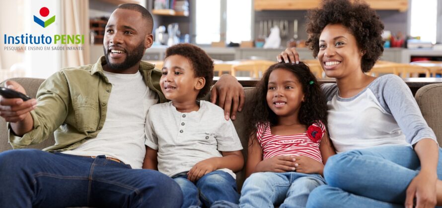 Dicas para os pais: assista televisão com seus filhos