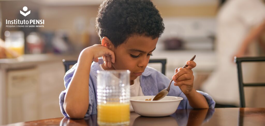 Você está ensinando seu filho a comer com atenção?