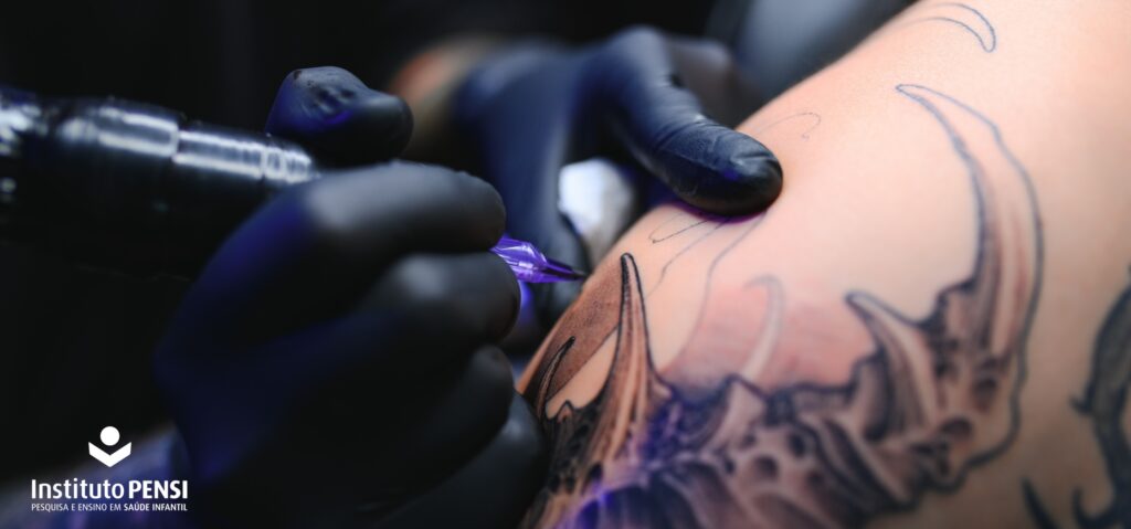 Tatuagens, piercings e modificações corporais na juventude