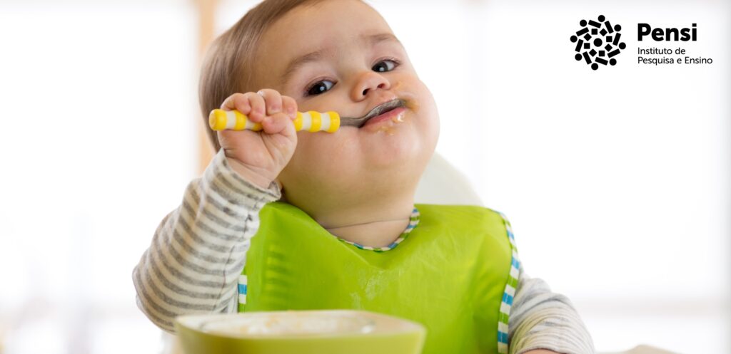 Como o bebê pode aprender a comer a comida da família?