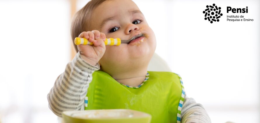 Como o bebê pode aprender a comer a comida da família?