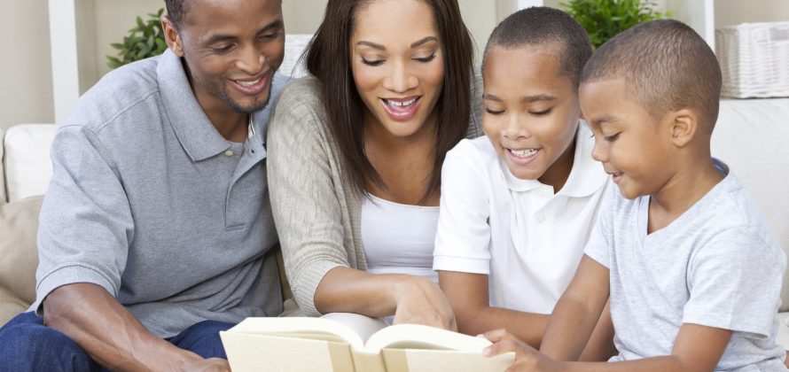Como escolher um livro para leitura em família