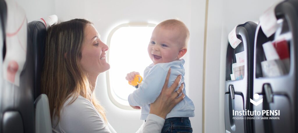 Levar um bebê no avião é algo que a maioria dos pais encara com receio, afinal essas viagens podem ser imprevisíveis. Veja nossas dicas!